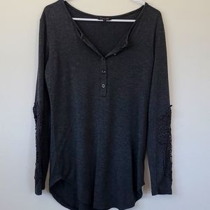 Amaryllis Gray Long Sleeve Tee. Size Small.